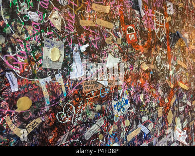 Verona, Italien - 26. Mai 2017: Briefe und Liebesbriefe an der Wand in der Passage zu Julias Haus in Verona, Italien Stockfoto