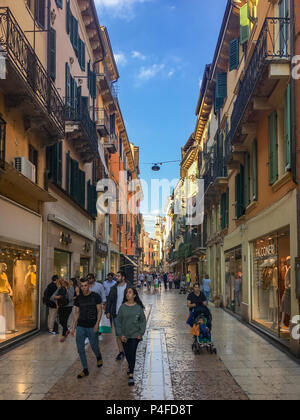 Verona, Italien - 26. Mai 2017: Menschen in eine bunte Fußgängerzone im Zentrum von Verona, Italien Stockfoto