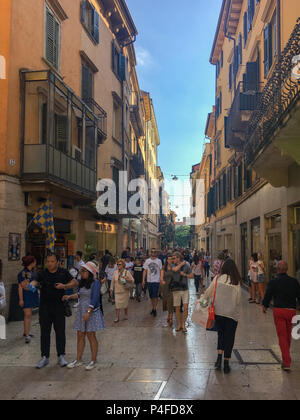 Verona, Italien - 26. Mai 2017: Menschen in eine bunte Fußgängerzone im Zentrum von Verona, Italien Stockfoto