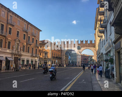 Verona, Italien - 26. Mai 2017: Eine Marmor und rotem Backstein Gateway genannt Portoni della Bra mit einer beeindruckenden Clock zu Pizza-Bh ist in der italienischen Stockfoto