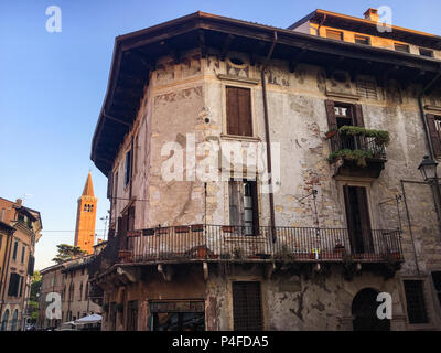 Verona, Italien - 26. Mai 2017: Altes Haus mit einem Rundown Fassade im Zentrum von Verona, Italien Stockfoto