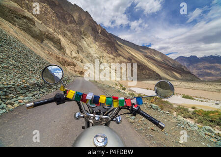 Motorradfahren im Leh, Manali Highway, eine Höhenlage Straße, die große Himalayan Range, Ladakh, Indien fährt. Blick von der Rider Seite Stockfoto