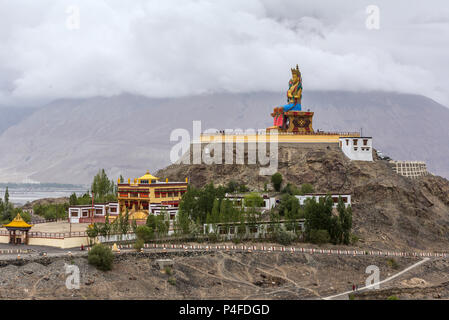 Maitreya Buddha Statue mit Himalaya Gebirge in der Rückseite bei diskit Kloster, Nubra Valley, Ladakh, Indien. Stockfoto