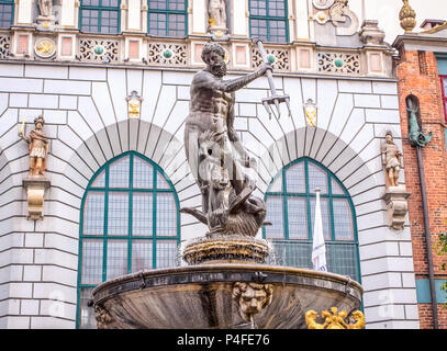 Blick auf die berühmten Skulptur/Neptunbrunnen Gott des Meeres in den alten Platz von Danzig in Polen. Stockfoto