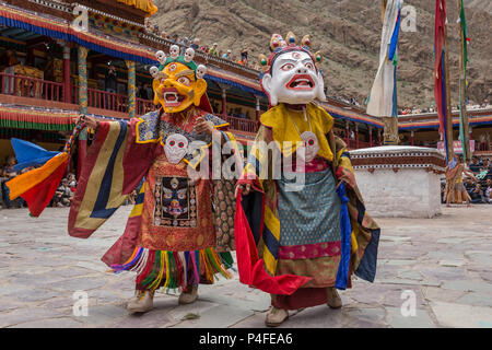 Ladakh, Indien - Juli 4, 2017: Hemis Tsechu, eine tantrische buddhistische Zeremonie in Hemis Kloster, mit tantrischen Maske tanzen/Cham Tanz durch den Mönch durchgeführt Stockfoto