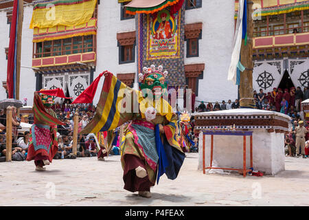 Ladakh, Indien - Juli 4, 2017: Hemis Tsechu, eine tantrische buddhistische Zeremonie in Hemis Kloster, mit tantrischen Maske tanzen/Cham Tanz durch den Mönch durchgeführt Stockfoto