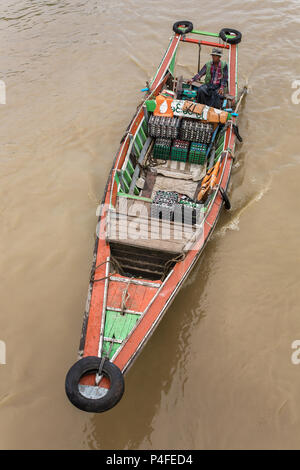 Yangon, Myanmar - 26. September 2016: Traditionelle River Taxi Fähren in Yangon, Myanmar Stockfoto