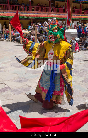 Ladakh, Indien - Juli 4, 2017: Hemis Tsechu, eine tantrische buddhistische Zeremonie in Hemis Kloster, mit tantrischen Maske tanzen/Cham Tanz durch den Mönch durchgeführt Stockfoto