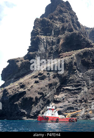 Juni 2018 - Kommerzielle twin geschält arbeiten Boot an der Küste von Teneriffa Stockfoto