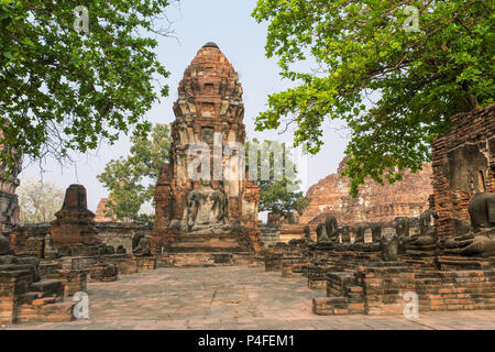 Detail der vielen kopflose Buddhas entlang einer Wand an der Tempel Wat Mahathat, Tempel der Großen Relikt, in Ayutthaya, Thailand Stockfoto