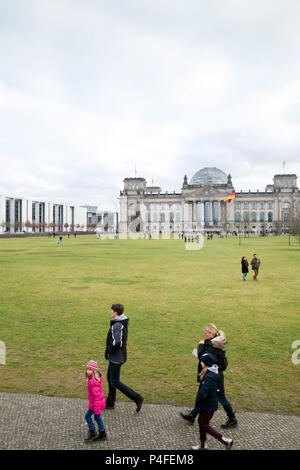 Berlin, Deutschland, Reichstag und dem Platz der Republik in Berlin-Tiergarten Stockfoto