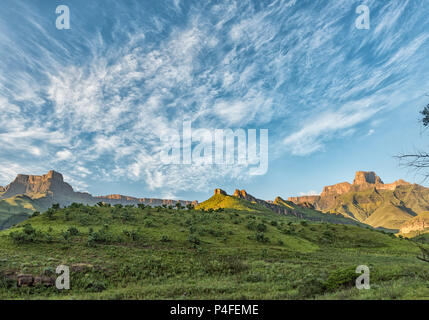 Der Blick aus dem Tugela Gorge Wanderweg in der Kwazulu-Natal Drakensberge Südafrikas. Das Amphitheater und die Policemans Helm sind sichtbar Stockfoto