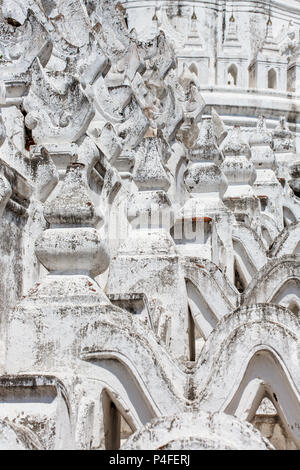 Detail der weißen Pagode der Hsinbyume (Mya Thein Dan Pagode) Paya Tempels in Mingun in der Nähe von Mandalay, Myanmar Stockfoto