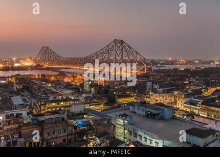 Schöne Aussicht von Kolkata Stadt mit einem Howrah Bridge auf dem Fluss Hooghly in der Dämmerung. Stockfoto