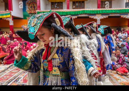 Lamayuru, Indien - 19. Juni 2017: Unbekannter Zanskari Frauen, ethnische Kostüme und traditionellen Ladakhi Kopfschmuck mit Türkis genannt Pe Stockfoto