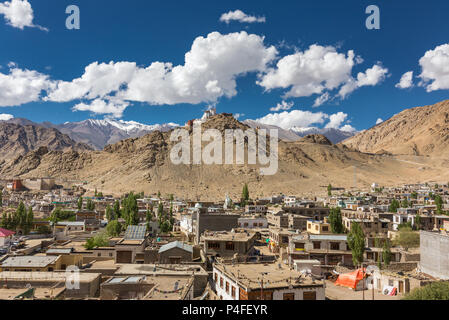 Schönen Blick auf Leh Stadt mit tsemo Maitreya Tempel auf der Spitze des Hügels, Jammu und Kaschmir, Indien. Stockfoto