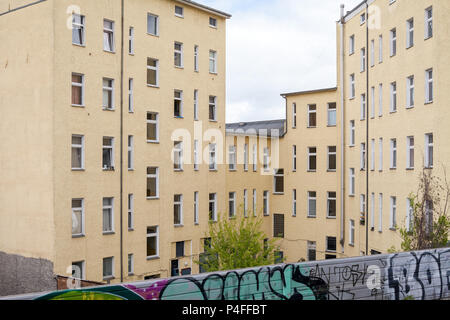 Berlin, Deutschland, Hinterhof und Graffiti an der S-Bahn Station Muellerstrasse in Berlin-treptow Stockfoto