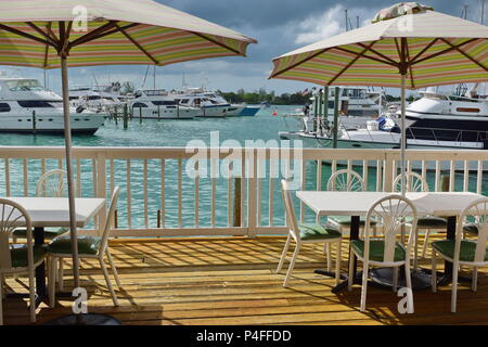 Restaurant am Meer im Freien am Yachthafen in der Stadt von Marsh Harbour, Abaco, Bahamas auf hellen, sonnigen Tag. Stockfoto