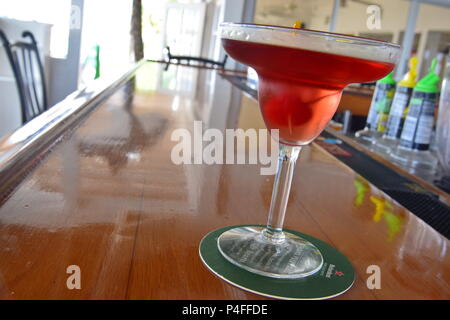 Roter, farbenfroher Cocktail an der Bar, in der Nähe helles Licht Stockfoto