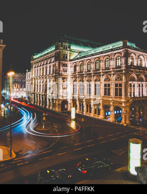 Wiener Staatsoper bei Nacht Stockfoto