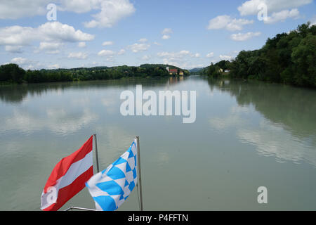 Flagge von Österreich und Bayern, Blick auf die Vornbacher Enge, auf der linken Seite Kloster Vornbach, Vornbach, Bootsfahrt von Schärding Stockfoto