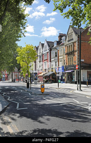 Norwood Road, South London, UK. Die Haupteinkaufsstraße in Tulse Hill. Zeigt speichert, Einkäufer und Verkehrsarmen in dieser geschäftigen Stadt. Stockfoto