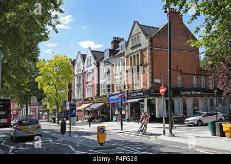 Norwood Road, South London, UK. Die Haupteinkaufsstraße in Tulse Hill. Zeigt speichert, Einkäufer und Verkehrsarmen in dieser geschäftigen Stadt. Stockfoto