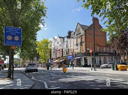 Norwood Road, South London, UK. Die Haupteinkaufsstraße in Tulse Hill. Zeigt speichert, Einkäufer und Verkehrsarmen in dieser geschäftigen Stadt. Stockfoto