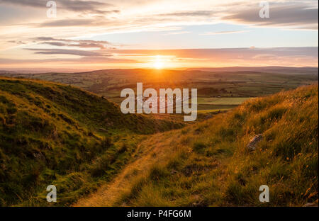 Wunderschöne Sonnenuntergang Farben in der Aire Tal in der Nähe von silsden Stockfoto