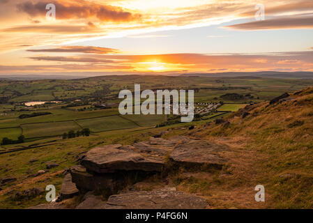 Wunderschöne Sonnenuntergang Farben in der Aire Tal in der Nähe von silsden Stockfoto