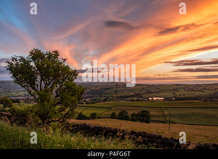 Wunderschöne Sonnenuntergang Farben in der Aire Tal in der Nähe von silsden Stockfoto