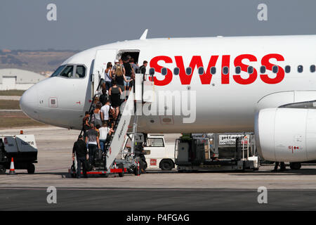 Die Fluggäste eine Swiss International Air Lines Airbus A320 Flugzeug vor dem Abflug. Kommerzielle Luftfahrt. Stockfoto