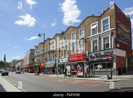 Norwood Road, South London, UK. Die Haupteinkaufsstraße in West Norwood. Zeigt speichert, Einkäufer und Verkehrsarmen in dieser geschäftigen Stadt. Stockfoto