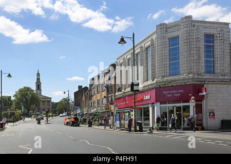 Norwood Road, South London, UK. Die Haupteinkaufsstraße in West Norwood. Zeigt Sainsbury's Store, Einkäufer und Verkehrsarmen in dieser geschäftigen Stadt. Stockfoto