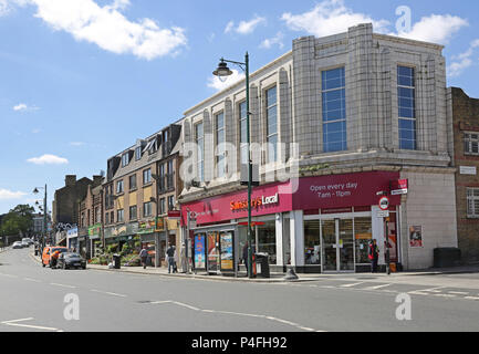 Norwood Road, South London, UK. Die Haupteinkaufsstraße in West Norwood. Zeigt Sainsbury's Store, Einkäufer und Verkehrsarmen in dieser geschäftigen Stadt. Stockfoto