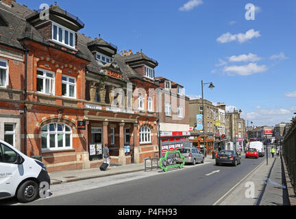 Norwood Road, South London, UK. Die Haupteinkaufsstraße in West Norwood. Zeigt speichert, Einkäufer und Verkehrsarmen in dieser geschäftigen Stadt. Stockfoto