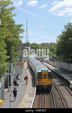 Eine südliche Zug fährt von West Norwood Bahnhof in Richtung Crystal Palace in London. Tag Sommer, zeigt die Passagiere auf der Plattform. Stockfoto