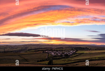 Wunderschöne Sonnenuntergang Farben in der Aire Tal in der Nähe von silsden Stockfoto