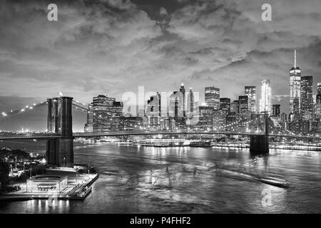 Schwarz-weiß Bild von New York Skyline bei Nacht, USA. Stockfoto