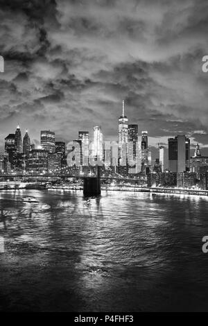 Schwarz-weiß Bild von New York Skyline bei Nacht, USA. Stockfoto