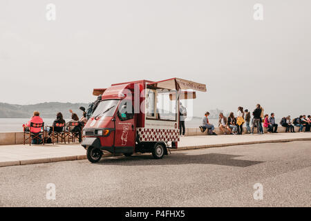 Lissabon, 18. Juni 2018: Verkauf von Wein auf die Straße, in der sich die Stadt am Wasser und im Belém. Straße handeln. Anwohner und Touristen trinken Alkohol am Wasser, Ruhe und Sprechen Stockfoto