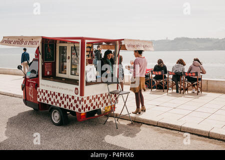 Lissabon, 18. Juni 2018: Verkauf von Wein auf die Straße, in der sich die Stadt am Wasser und im Belém. Straße handeln. Anwohner und Touristen trinken Alkohol am Wasser, Ruhe und Sprechen Stockfoto