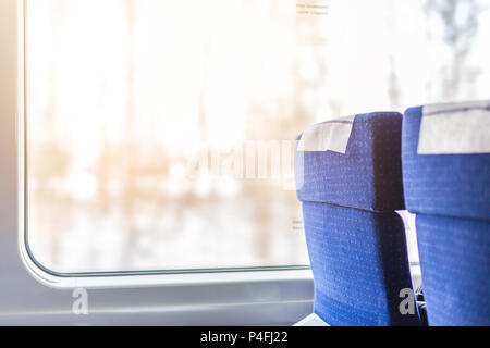 Innenraum der modernen Intercity Express Zug. Rückansicht der Breite komfortable Sitze in Reihe an den Schienenverkehr. Stockfoto