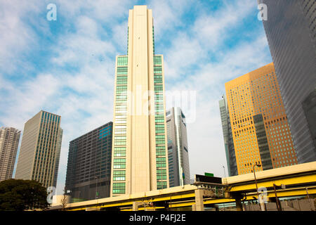 Wolkenkratzer in der Gegend Shiodome, Shimbashi, Tokio, Region Kanto, Honshu, Japan Stockfoto