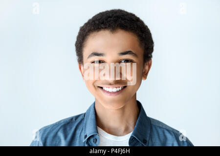 Portrait von lächelnden african american teen Boy auf Kamera isoliert auf weißem Stockfoto