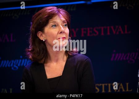Mererid Hopwood, Walisische Sprache gesprochen preisgekrönte Dichter und Autor, im Hay Festival 2018 der Literatur und der Kunst. Das jährliche Festival in der kleinen Stadt von Heu auf Wye an der walisischen Grenze fotografierte, zieht die Dichter und Denker aus der ganzen Welt für 10 Tage feiern der Besten des geschriebenen Wortes, politischen Obwohl literarische Debatte und Stockfoto
