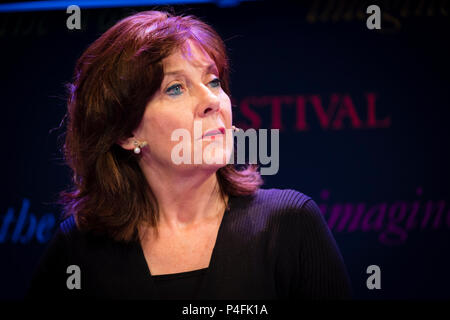 Mererid Hopwood, Walisische Sprache gesprochen preisgekrönte Dichter und Autor, im Hay Festival 2018 der Literatur und der Kunst. Das jährliche Festival in der kleinen Stadt von Heu auf Wye an der walisischen Grenze fotografierte, zieht die Dichter und Denker aus der ganzen Welt für 10 Tage feiern der Besten des geschriebenen Wortes, politischen Obwohl literarische Debatte und Stockfoto