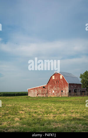 Rustikale alte Rote Scheune auf einem Bauernhof im ländlichen Illinois. Stockfoto