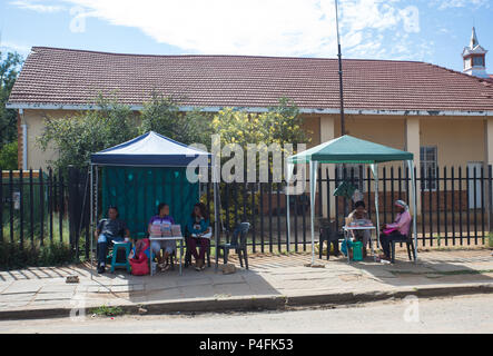 Afrikanische Stadt Szene von verschiedenen Straßenverkäufern auf dem Bürgersteig an Ständen verkaufen verschiedene Waren in Mahikeng, Südafrika Konzept Kleinunternehmen Stockfoto