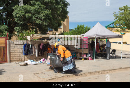 Müllabfuhr vor Straßenverkäufern auf dem Bürgersteig in Mahikeng, Südafrika Konzept saubere Umwelt und kleine Unternehmen Stockfoto